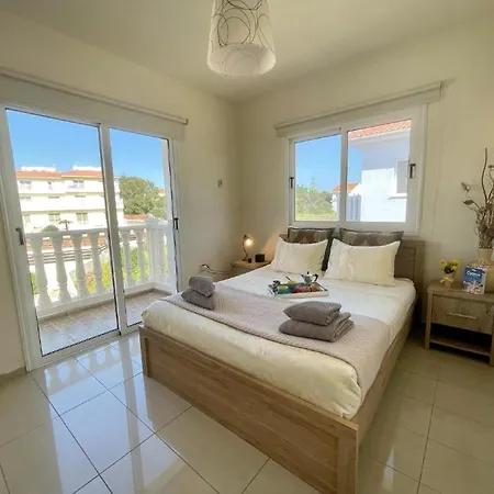 Rugiada With Pool And Sea View Located On The Front Of Nissi וילה איה נאפה